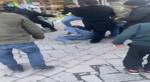 Kadını takip ettiği iddiasıyla yakınları tarafından darp edildi