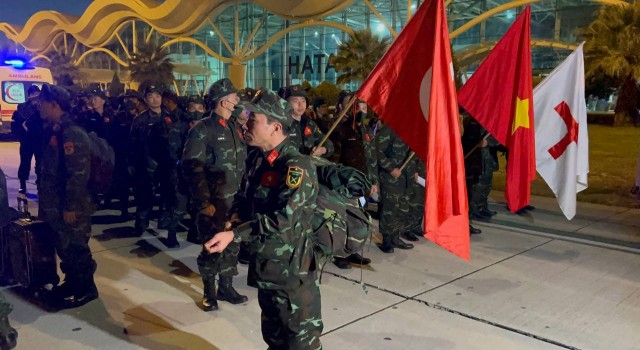 (Özel) Vietnamlı askeri arama kurtarma ekibi Türk bayrağı ile Hatayda