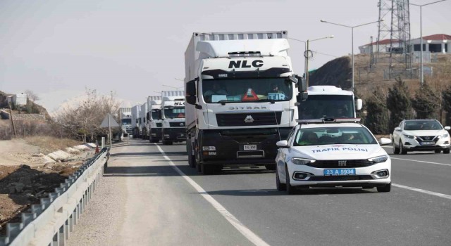Pakistandan çıkan yardım tırları konvoy halinde görüntülendi