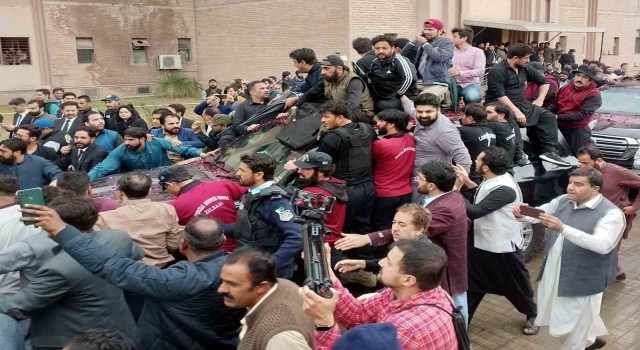 Pakistanın eski Başbakanı Khan için tutuklama emri çıkarıldı
