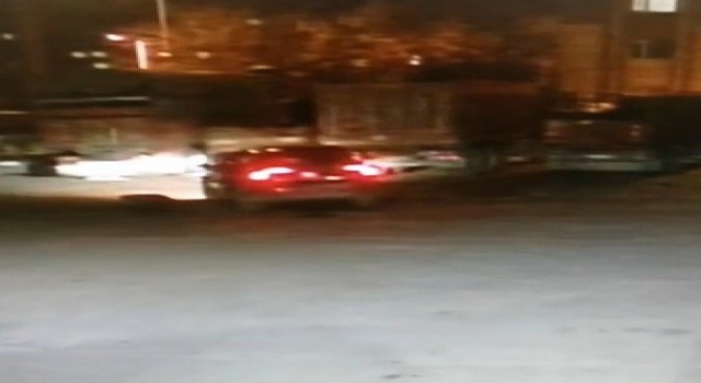 Park halindeki araçta patlama olunca camdan çıkıp kaçtılar