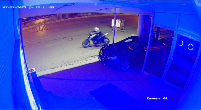 Park halindeki motosikleti çalan şahıs kamerada