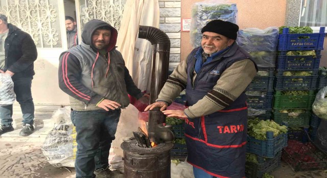 Pazar esnafı ısınabilmek için ateş yakıyor