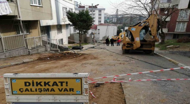 Pendikte çökme meydana gelen yolda kazı çalışmaları devam ediyor