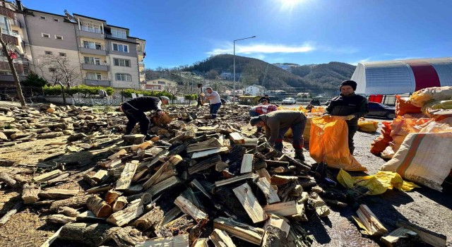 Perşembede depremzedeler için başlatılan yakacak yardımı büyüyor