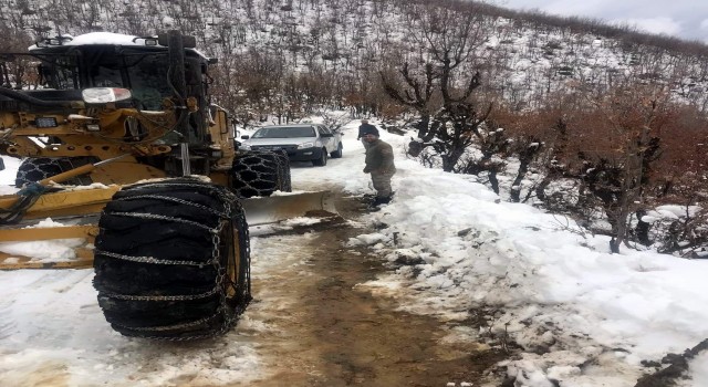 Pervaride mahsur kalan araçlar, Şirvanda köy koruyucuları kurtarıldı