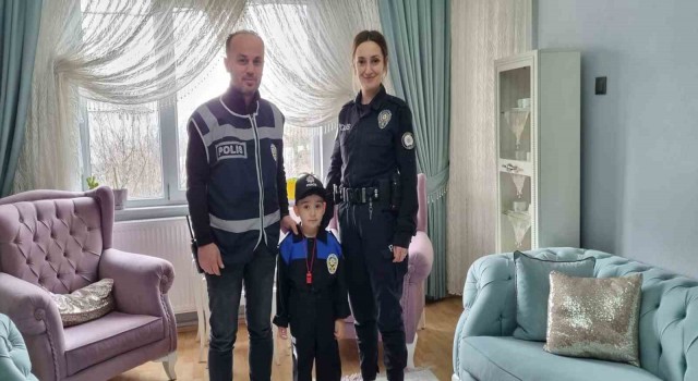 Polis abilerinden 4 yaşındaki Ali Asafa polis kıyafeti