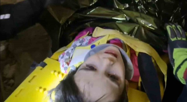 Hatay'da Polis baba ve 4 yaşındaki oğlunun enkazdan çıkarılma anı