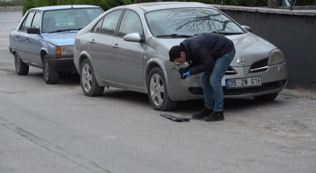 Polisten kaçan şüphelilerin aracından uzun namlulu silah düştü