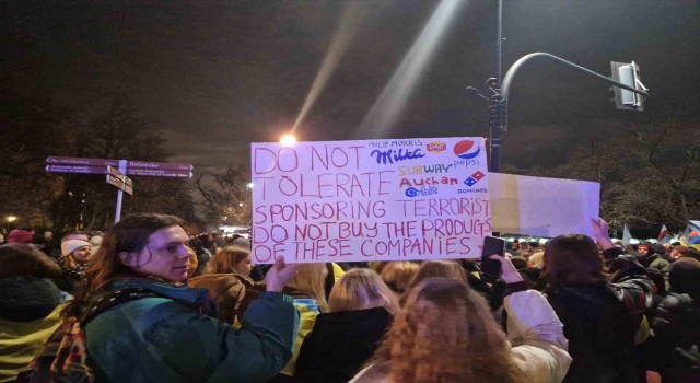 Polonyada Rusya Büyükelçiliği önünde anma töreni