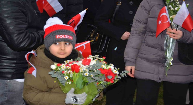 Polonyalı arama-kurtarma ekibi Varşovada resmi törenle karşılandı