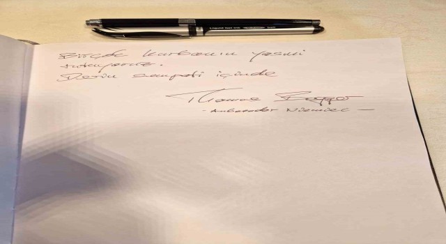 Polonyalı yetkililer Varşova Büyükelçiliğinde taziye defterini imzaladı