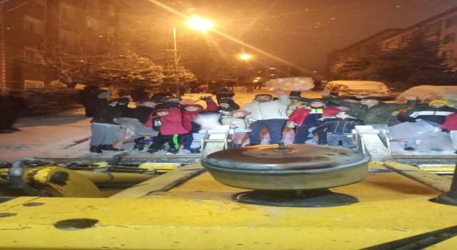 Pursaklarda kar topu oynamak isteyen vatandaşlardan kar küreme aracına sevimli protesto