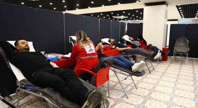 Radyocular Başakşehirde kan bağışında bulundu