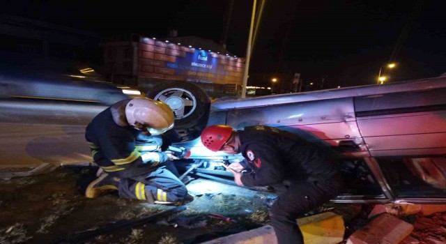Refüje çarpan otomobil takla attı: 2 yaralı