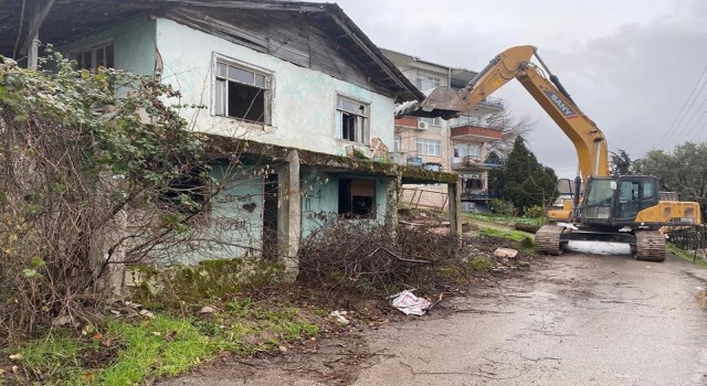 Riskli yapılardan arındırılan Gölcükte yıkılan bina sayısı 175e ulaştı