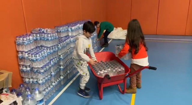 Rizede 7den 70e herkes depremzedelere yardım etmeye çalışıyor