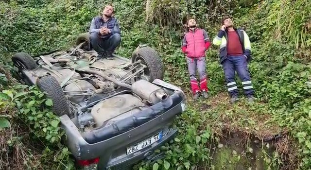 Rizede şarampole yuvarlanan aracın sürücüsü yaralandı