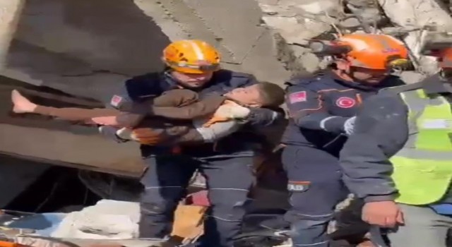 Rizeden deprem bölgelerine giden ekip 10 kişiyi enkazdan sağ çıkardı