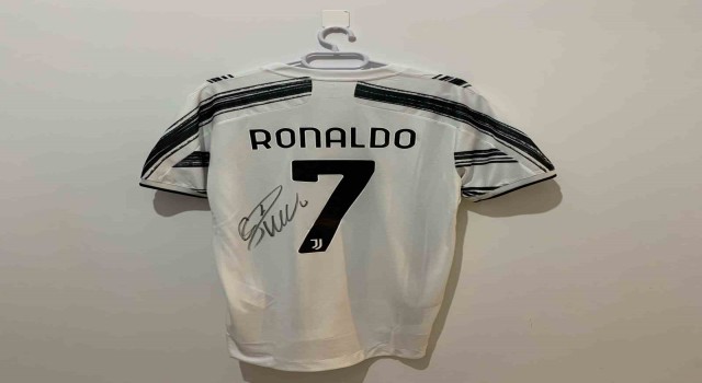 Ronaldonun formasından elde edilecek gelir depremzedelere gidecek