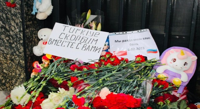 Rus halkı, Türk Büyükelçiliğine karanfil bıraktı