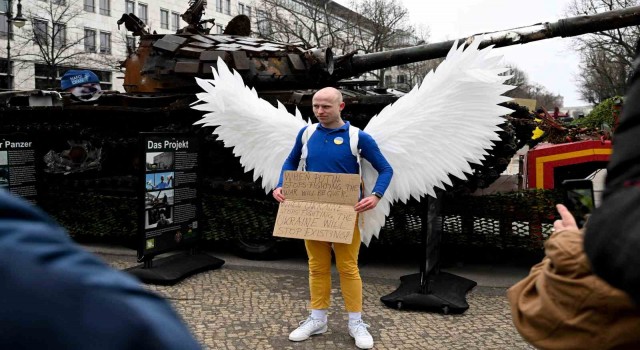 Rusyanın Berlin Büyükelçiliğinin önüne savaşta hasar gören Rus tankı getirildi