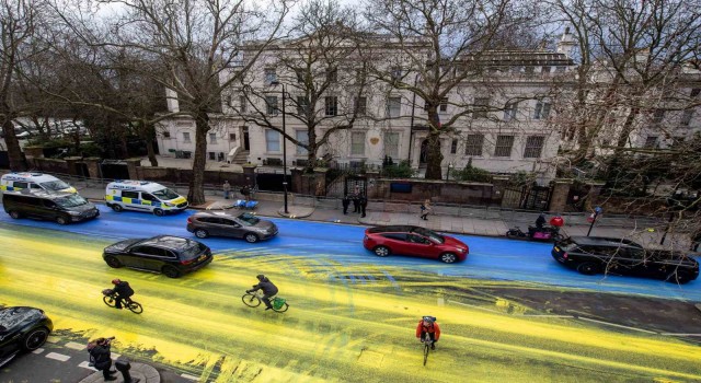 Rusyanın Londra Büyükelçiliğinin önündeki yol Ukrayna bayrağı renklerine boyandı