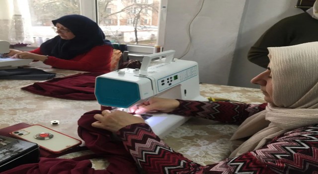Safranboluda kadınlar depremzedeler için kışlık kıyafet dikiyor