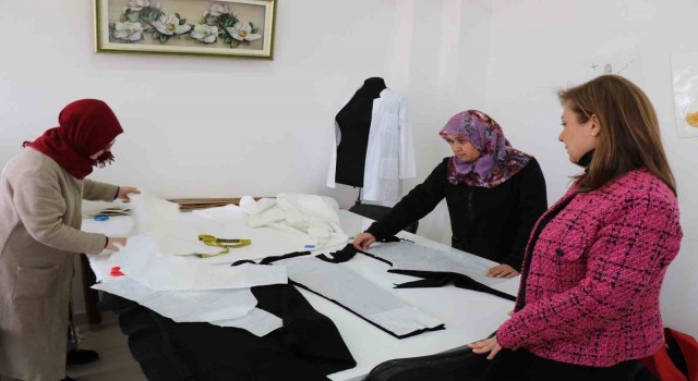 Safranbolulu kadınlar depremzedeler için kıyafet dikiyor