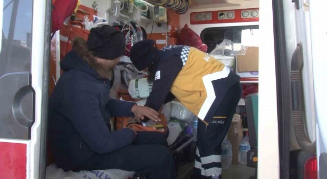 Sağlık personeli Hatayın köylerini tek tek dolaşarak depremzedelere ulaşıyor