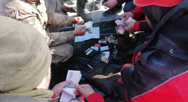 ŞAHKUT ekibi depremzedenin 46 bin TLsini teslim etti