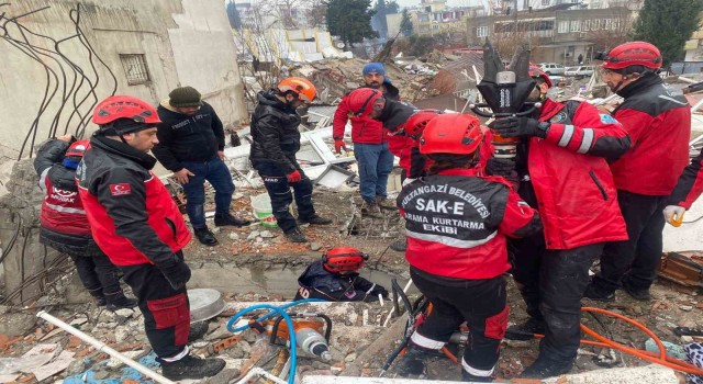 SAK-E deprem bölgesinde arama kurtarma faaliyetlerini aralıksız sürdürüyor