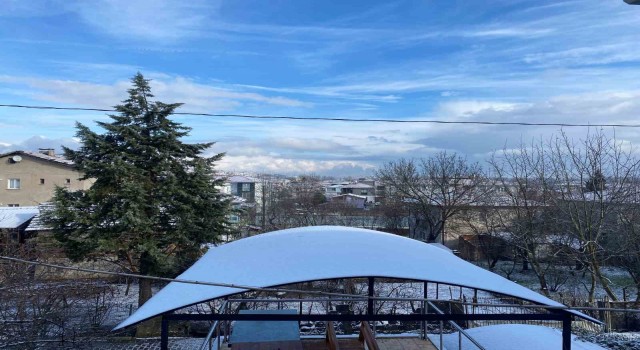 Sakarya şehir merkezine beklenen kar düştü