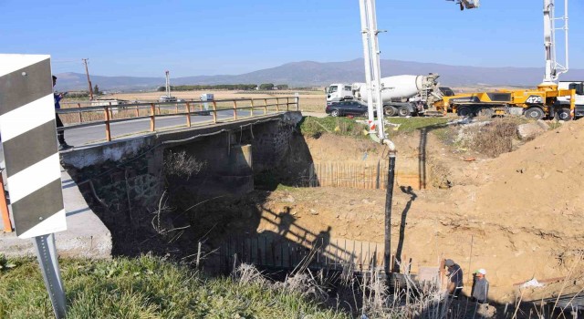 Salihlide yeni köprülerin ayak temelleri atılıyor