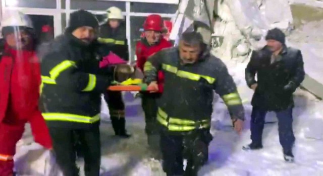 Samsun itfaiyesi Elbistanda 5 kişiyi enkazdan kurtardı