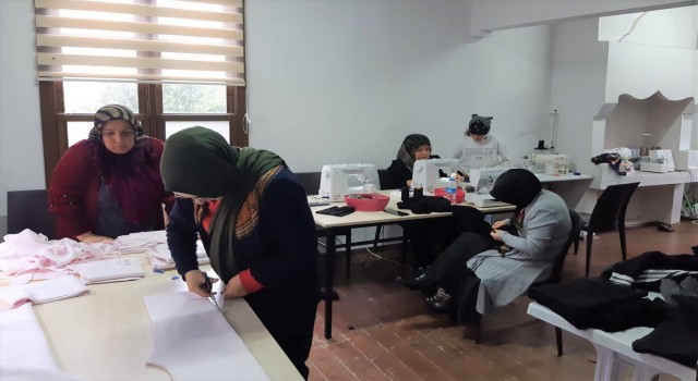 Samsunda kadın kursiyerler, depremzedeler için üretime geçti