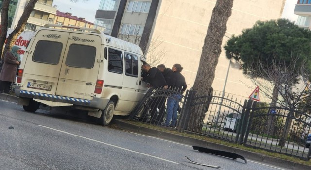 Samsunda minibüs refüjdeki korkuluklara çarptı: 1 yaralı