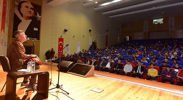 Sanatçı Metin Şentürk Osmaniye'de gençlerle buluştu