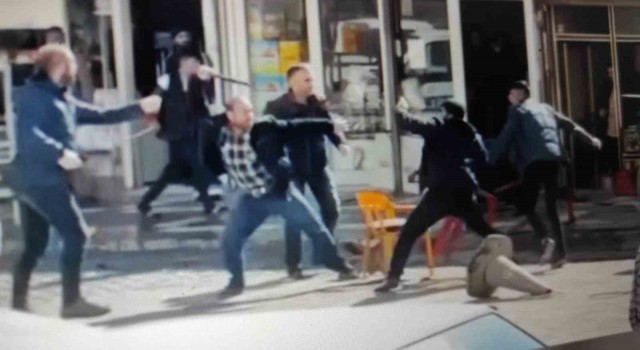 Şanlıurfada 8 kişinin yaralandığı taşlı sopalı kavga kamerada