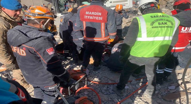 Şanlıurfada baba ve oğlu 56 saat sonra enkazdan sağ çıkarıldı