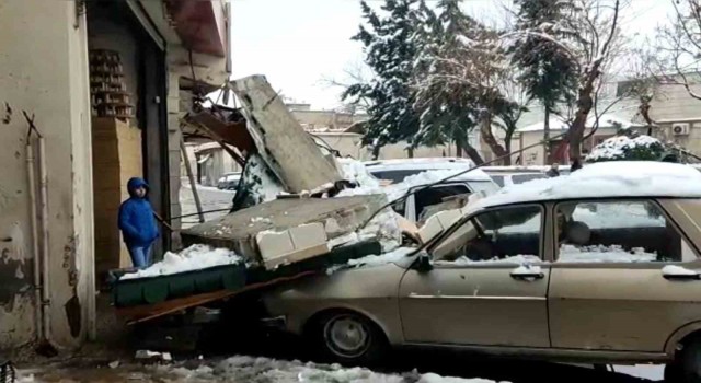 Şanlıurfada çöken tentenin altında kalan araçlar hasar gördü