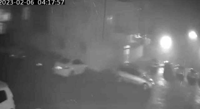 Şanlıurfada depremin şiddeti güvenlik kamerasına yansıdı