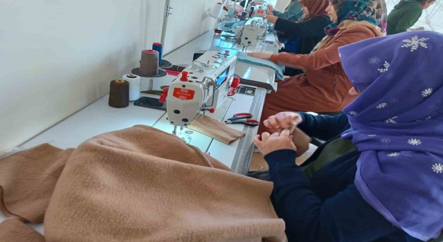 Şanlıurfada kadınlar depremzedeler için kazak örüyorlar