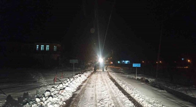 Şanlıurfada karla mücadele gece boyu devam etti