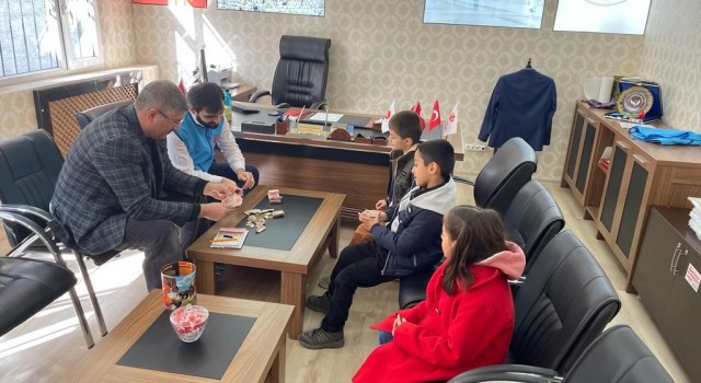 Şanlıurfalı üçüzler kumbaralarını depremzedelere bağışladı