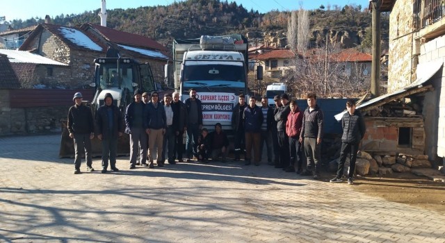 Şaphaneden deprem bölgesine 2 kamyon odun