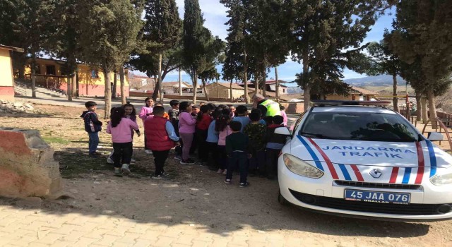 Sarıgöl jandarmasından iki mahallede trafik eğitimi