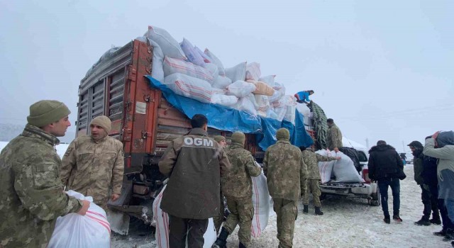Sarıkamıştan deprem bölgesine 2 TIR dolusu yardım yola çıktı