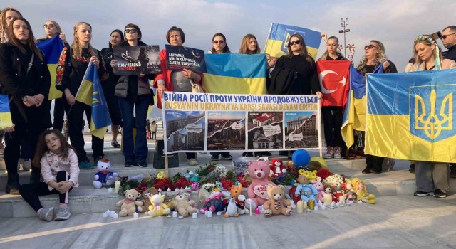 Savaşta ölen Ukraynalı çocuklar oyuncaklarla anıldı