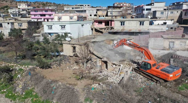 Şehitkamildeki ağır hasarlı yapıların yıkımına başlandı